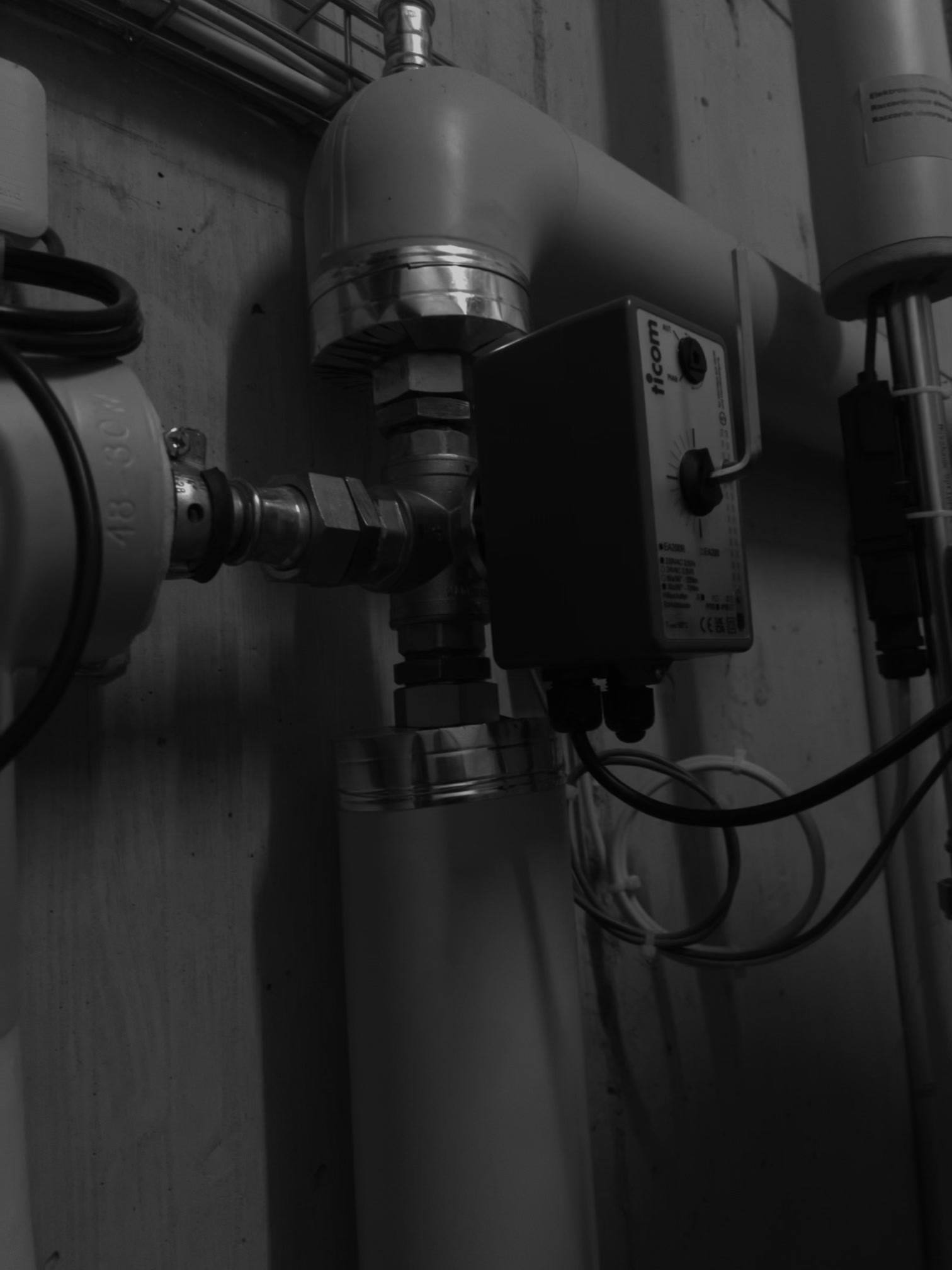 Mischventil mit iicom-Stellantrieb – Einbau eines Mischventils mit iicom-Stellantrieb an isolierten Heizungsrohren. Präzise Temperaturregelung für optimalen Komfort.