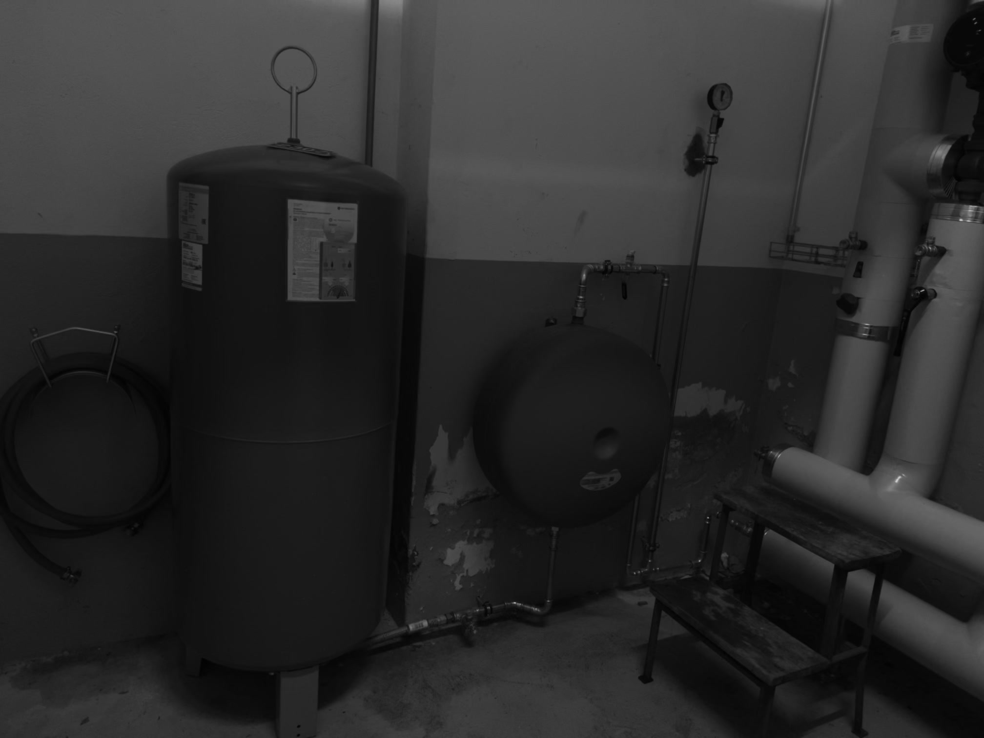 Warmwasserspeicher & Druckausgleich – Installation eines Warmwasserspeichers mit Druckausgleichsbehälter und Manometer. Fachgerechte Verrohrung im Technikraum.