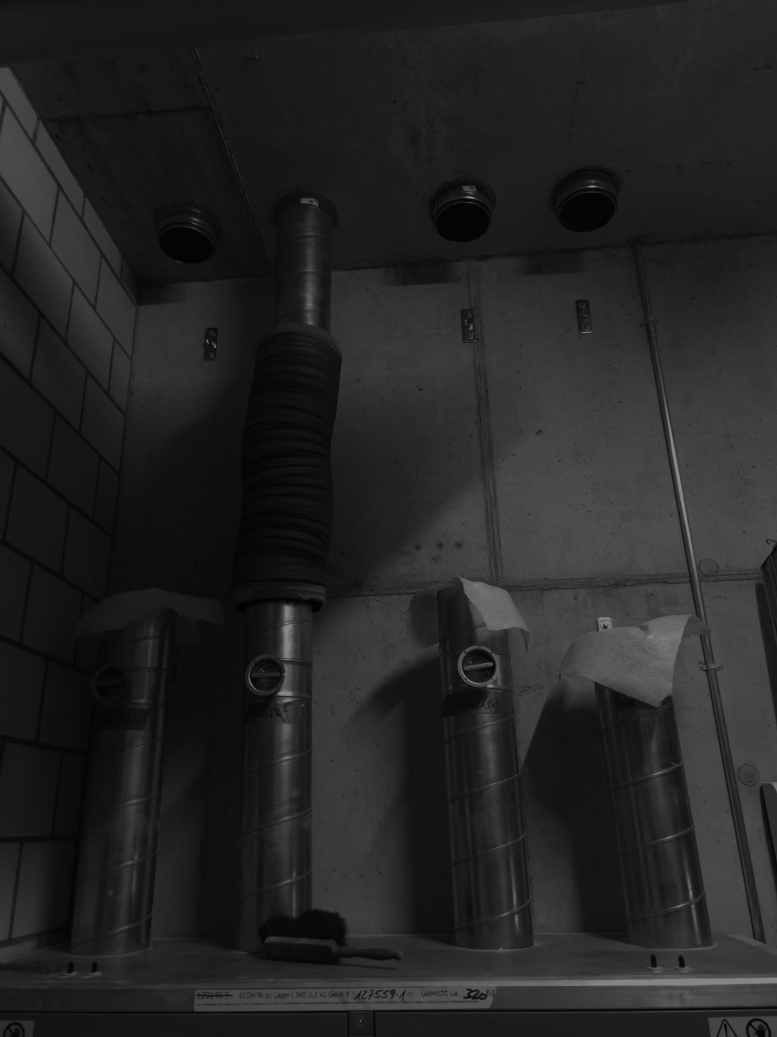 Flachheizkörper mit Danfoss-Thermostat – Montage eines modernen Flachheizkörpers mit Danfoss-Thermostatventil. Saubere Anbindung an bestehendes Rohrleitungssystem.