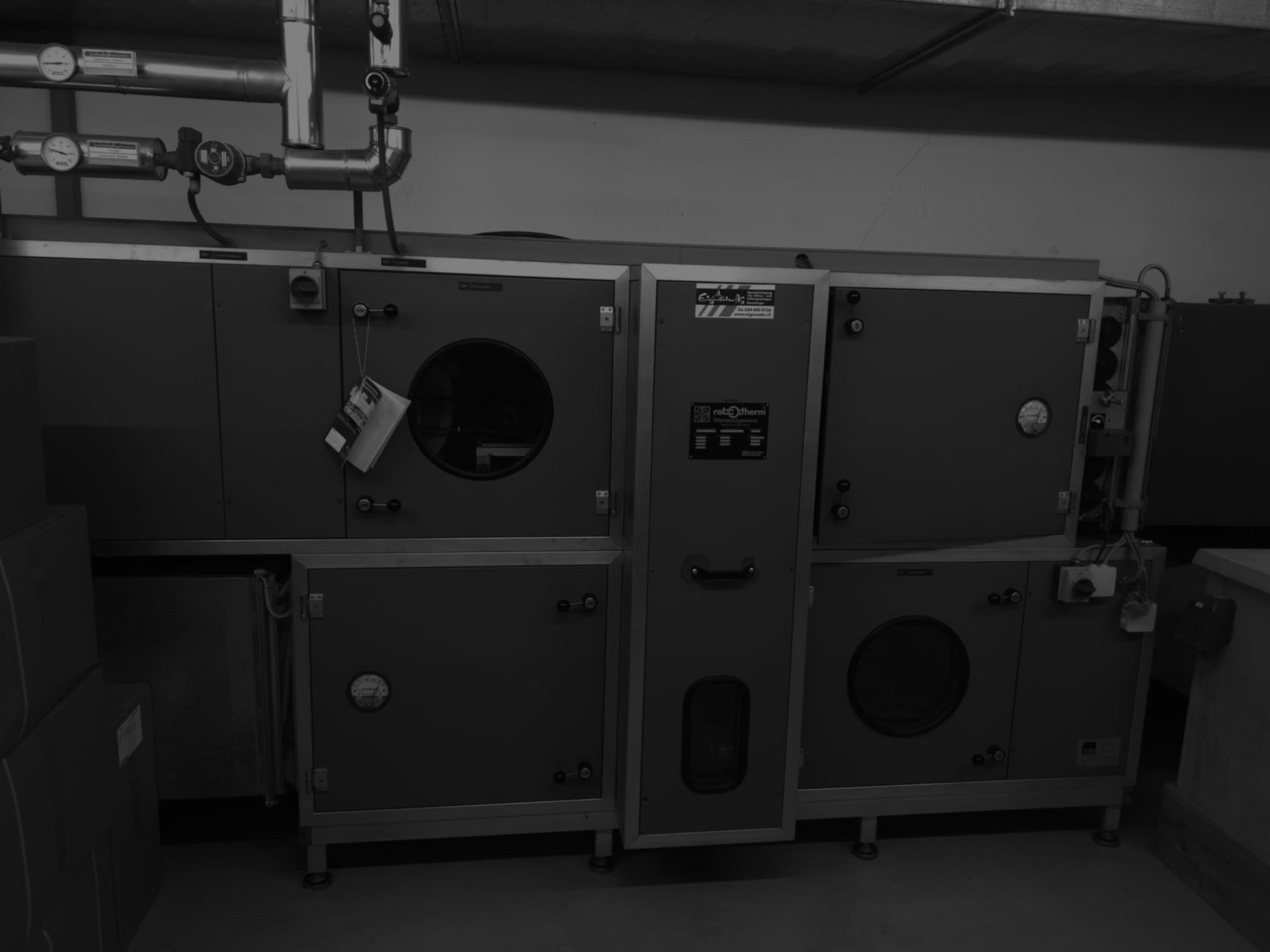 Roth Lüftungsgerät mit Wärmerückgewinnung – Installation eines Roth-Lüftungsgeräts mit Wärmerückgewinnung, Manometern und Rohrleitungsanbindung. Energieeffiziente Belüftung.